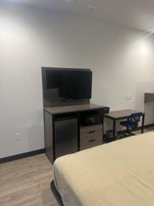 TV a/nebo společenská místnost v ubytování M&M Inn and Suites