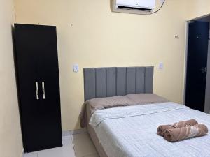 Un pat sau paturi într-o cameră la Capim dourado privativo a minutos do aeroporto