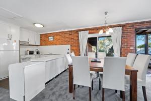 Fotografie z fotogalerie ubytování Sponars Onshore - 2BR Apartment l Pet-Friendly l WiFi l Air-Con l Fenced Backyard v destinaci Jindabyne