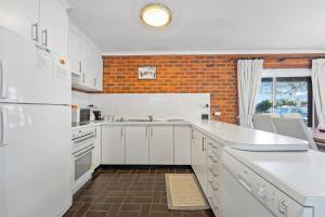 Fotografie z fotogalerie ubytování Sponars Onshore - 2BR Apartment l Pet-Friendly l WiFi l Air-Con l Fenced Backyard v destinaci Jindabyne