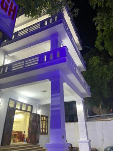 Thanh Hóaにあるkhách sạn Hoàng An - biển Hải Tiếnの紫柱の白い建物