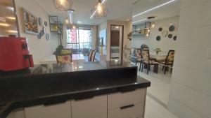 une cuisine avec un comptoir et une salle à manger dans l'établissement Apartamento em João Pessoa a 50 metros da Praia, à João Pessoa