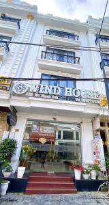 Wind House Hotel في سابا: محل امام مبنى عليه لافته