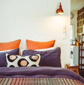 ein Schlafzimmer mit einem Bett mit Kissen darauf in der Unterkunft Ellerslie Cottage in Metcalfe