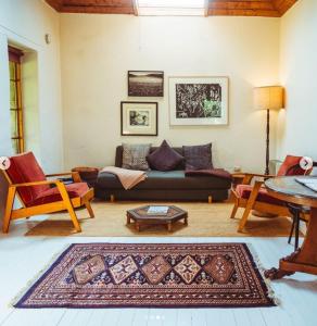 ein Wohnzimmer mit Sofa und Tisch in der Unterkunft Ellerslie Cottage in Metcalfe