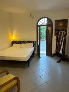 - une chambre avec un lit et une porte ouverte dans l'établissement Carlitos MAISON, à Pise