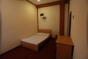 a small room with a bed and a table at Cinnamon Airport Residencies in Katunayake