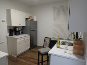 Η κουζίνα ή μικρή κουζίνα στο Cato Spacious 5BR Home Oakland Pittsburgh