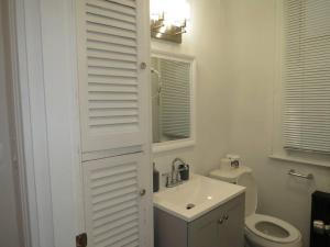 Ένα μπάνιο στο Cato Spacious 5BR Home Oakland Pittsburgh +32 φωτογραφίες