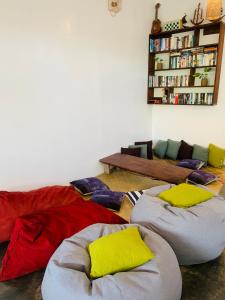 una habitación con 3 pucheros y un sofá en Jaydy hostel en General Luna