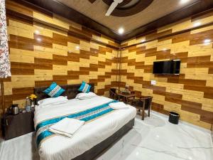 En eller flere senge i et værelse på Aasariya Hotel And Restaurants