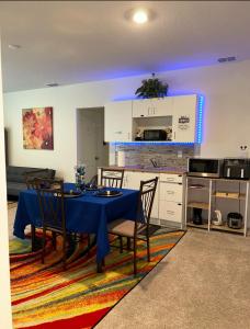 - une cuisine avec une table bleue et des chaises dans la chambre dans l'établissement Home SWEET HOME, à Davenport