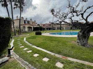 un jardín con un camino que conduce a una piscina en Casa Mont-roig del Camp, 3 dormitorios, 6 personas - ES-9-172, en El Casalot