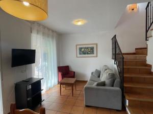 sala de estar con sofá y TV en Casa Mont-roig del Camp, 3 dormitorios, 6 personas - ES-9-172, en El Casalot