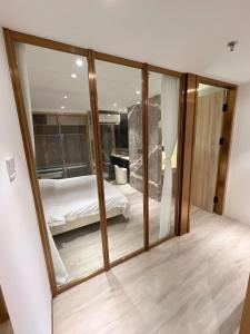Posteľ alebo postele v izbe v ubytovaní Zhongshan Perth Hotel Apartment - Shiqi Wanxianghui Branch