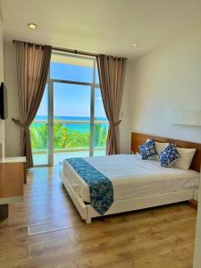 1 dormitorio con 1 cama y vistas al océano en Sealink Ocean Vita Condotel Mui Ne 2PN, en Ấp Phú Tịnh (2)