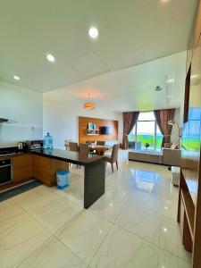 cocina grande y sala de estar con mesa grande en Sealink Ocean Vita Condotel Mui Ne 2PN, en Ấp Phú Tịnh (2)