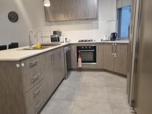 Η κουζίνα ή μικρή κουζίνα στο Cozy and Comfy Homestay Rooms