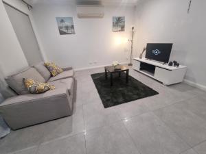 Μια τηλεόραση ή/και κέντρο ψυχαγωγίας στο Cozy and Comfy Homestay Rooms