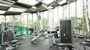 een fitnessruimte met loopbanden en fitnessapparatuur in een gebouw bij City Center Residence Kim in Pattaya