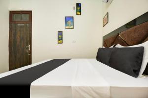 Cama ou camas em um quarto em OYO Sunrise Guest House