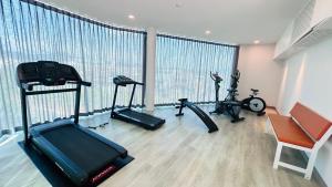 una palestra con due tapis roulant e due cyclette di Poolrada Boutique Hotel - SHA Plus a Thalang