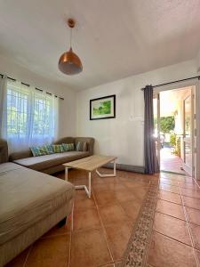 sala de estar con sofá y mesa en Beachfront Villa in a beautiful and secured complex, en Flic en Flac