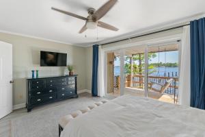 Schlafzimmer mit einem Bett und Meerblick in der Unterkunft Water Front Condo with Boat Slip: The Dock House in Elizabeth City