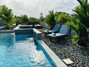 Hồ bơi trong/gần Refuge PêBê Joli logement au coeur d'un immense jardin tropical