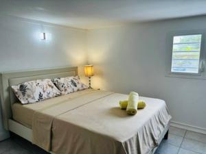 Giường trong phòng chung tại Refuge PêBê Joli logement au coeur d'un immense jardin tropical