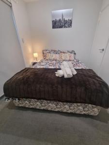 ein Schlafzimmer mit einem großen Bett mit zwei Handtüchern darauf in der Unterkunft Cozy and Comfy Homestay Rooms in Perth