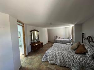 una camera con letto e specchio di Casa las Trojes a Aguascalientes