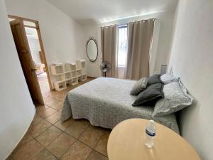 Dormitorio pequeño con cama y mesa en Casa las Trojes en Aguascalientes
