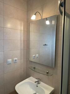 La salle de bains est pourvue d'un lavabo et d'un miroir. dans l'établissement Centrum Rooms, à Kallithéa Halkidikis