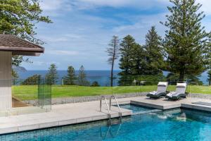 彭特派因的住宿－海鷗美景別墅，一个带2把躺椅的游泳池和海洋