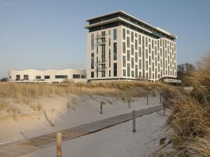 ein Gebäude am Strand vor einem Gebäude in der Unterkunft aja Warnemünde in Warnemünde