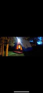 Šavnik的住宿－Etno selo Šapat，一个带太阳能电池板的帐篷,位于一个树木繁茂的田野