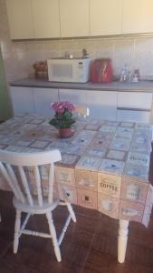a table in a kitchen with boxes of coffee at Casa DIMAS in São Pedro