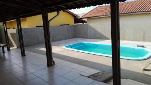 a swimming pool in the middle of a backyard at Casa DIMAS in São Pedro