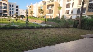 Fotografie z fotogalerie ubytování Plage dès nations 2 bedroom apartment with backyard view v destinaci Sidi Bouqnadel