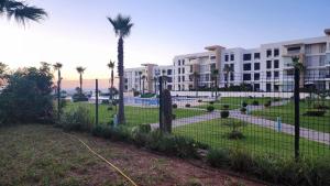 Fotografie z fotogalerie ubytování Plage dès nations 2 bedroom apartment with backyard view v destinaci Sidi Bouqnadel