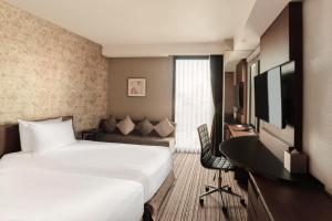 Tempat tidur dalam kamar di The Strings Hotel Nagoya