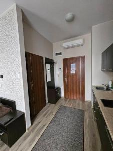 um quarto vazio com uma cozinha e um corredor em Apart em Radomsko