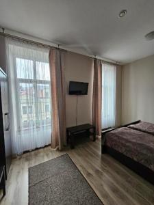 um quarto com uma cama e uma televisão de ecrã plano em Apart em Radomsko