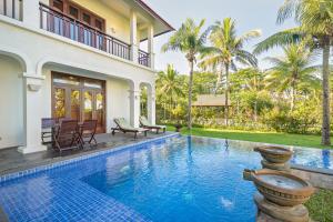 ダナンにあるDa Nang Beach Villa Resortの家の前のスイミングプール