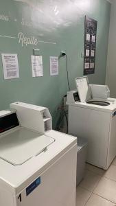 una habitación con dos máquinas en una pared en Departamento Nuevo con la comodidad que necesitas, en Temuco