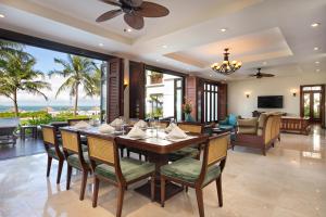 ダナンにあるDa Nang Beach Villa Resortのダイニングルーム(テーブル、椅子付)