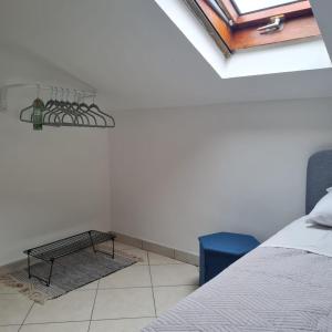 1 dormitorio con 1 cama y 1 silla azul en Gate 25 en San Giovanni Teatino