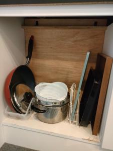uma prateleira com uma panela e outros utensílios de cozinha em LILY's House em Sano