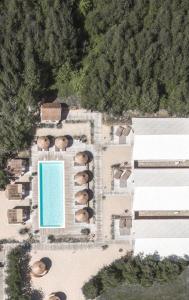 - une vue aérienne sur un complexe avec une piscine dans l'établissement Pastelowe Domki Wicie, à Wicie